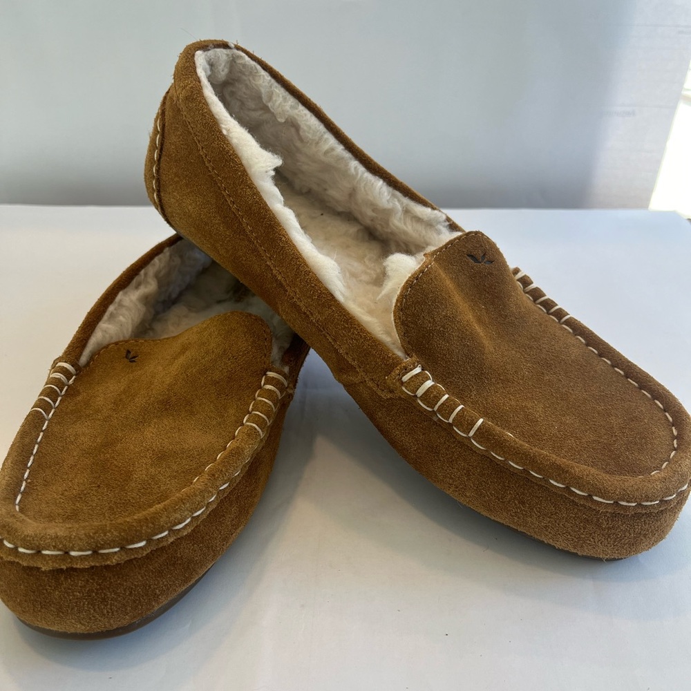 Koolaburra by UGG
Women’s Lezly slip-on slippers 
Size 9
Excellent condition